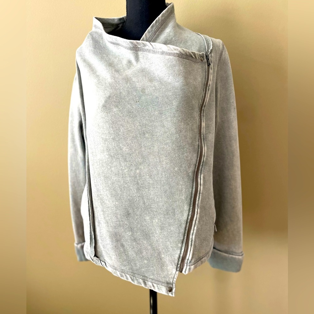 Calvin Klein women sport jacket 
Size M
Bundle 2+ 15% off